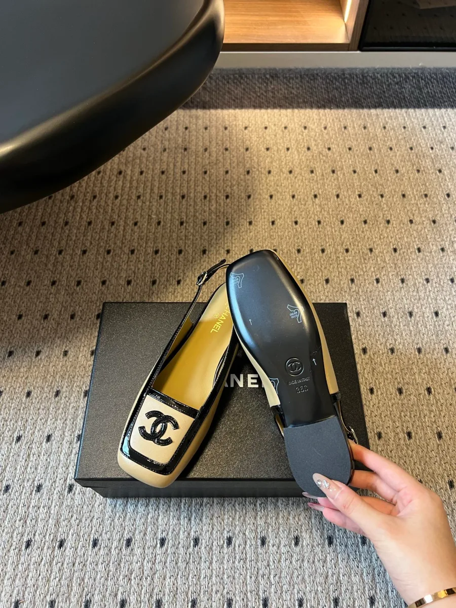 Кожаная подошва и каблук бежевого слингбэка Chanel, вид снизу