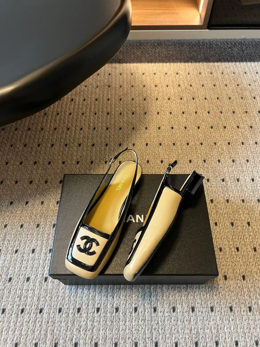 Бежевые слингбэки Chanel с чёрным кантом, вид сверху и сбоку на обувной коробке