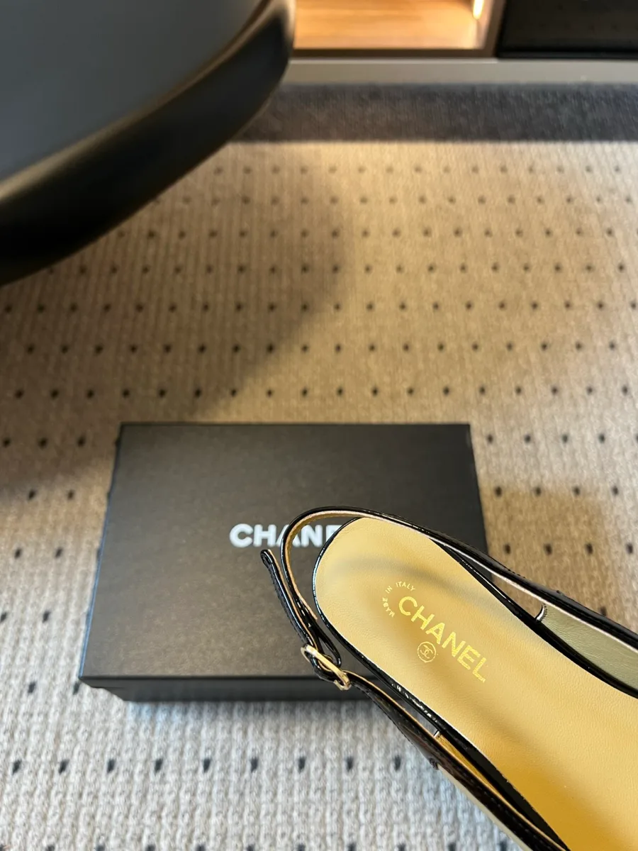 Деталь регулируемого пяточного ремешка и стельки бежевого слингбэка Chanel с тиснением