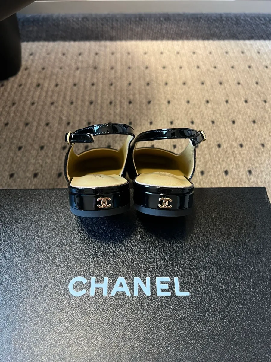 Вид сзади на низкие каблуки бежевых слингбэков Chanel с миниатюрными логотипами CC