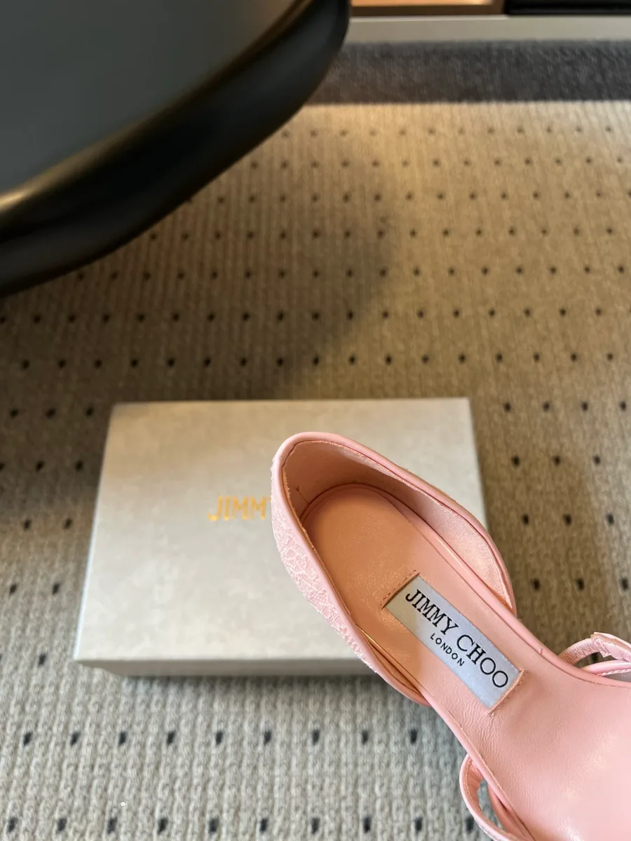 Внутренняя отделка розовой туфли со стелькой и логотипом бренда Jimmy Choo