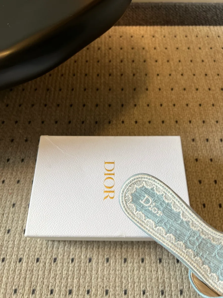 Фактура стельки с фирменной кружевной окантовкой и логотипом Dior
