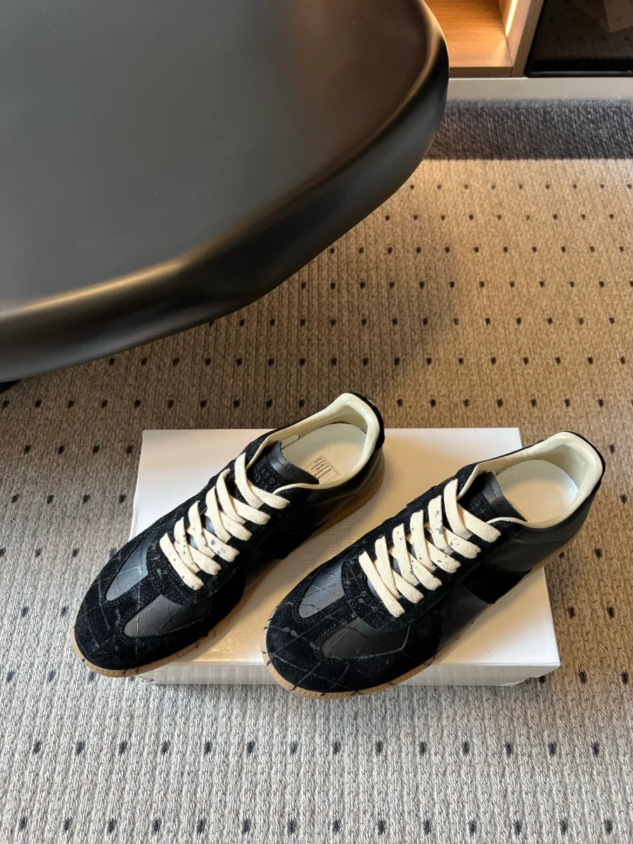 Пара чёрных кед Replica с эффектом брызг краски, ракурс три четверти