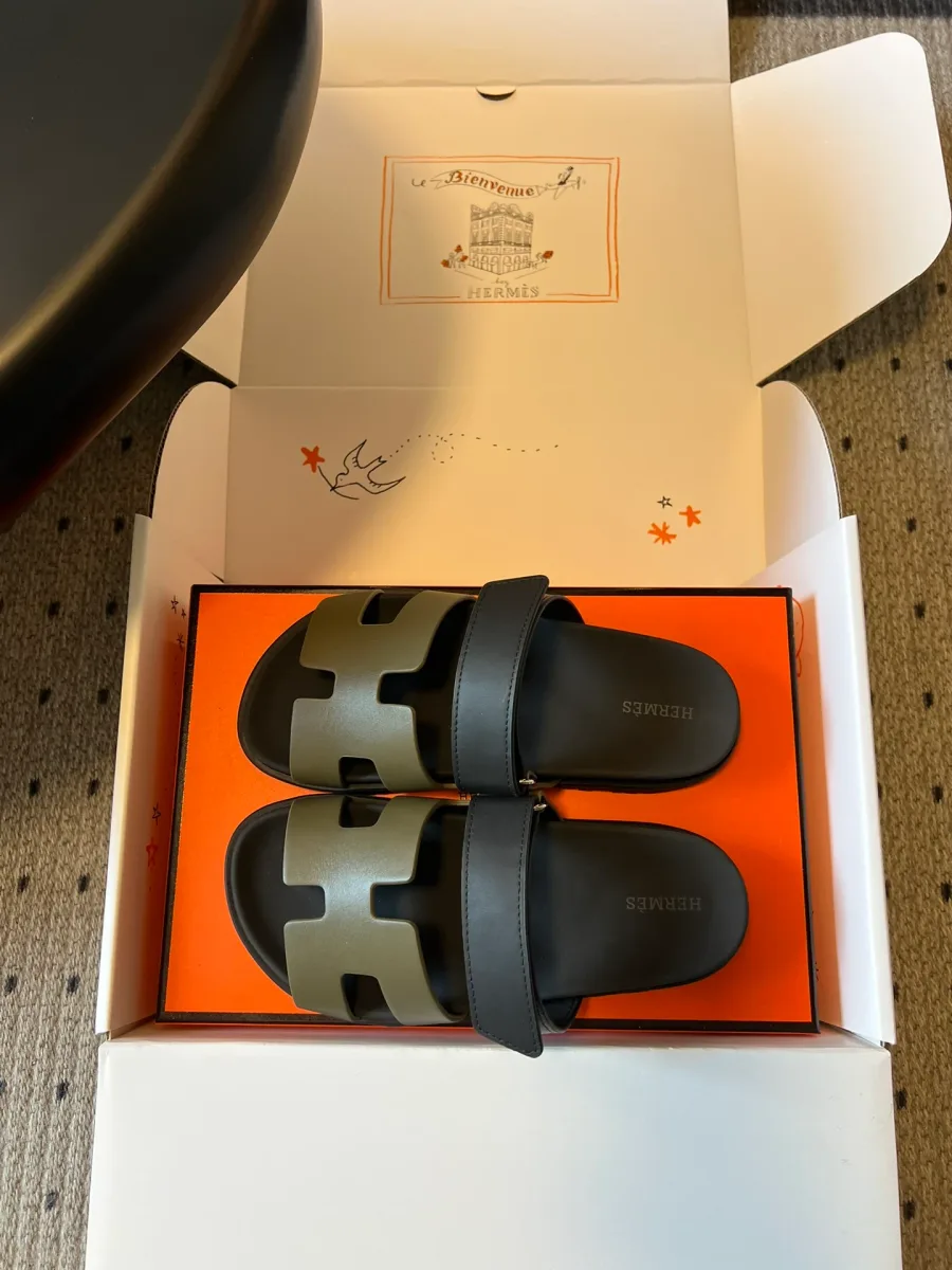 Пара шлепанцев Hermes Chypre, сложенная в фирменной коробке