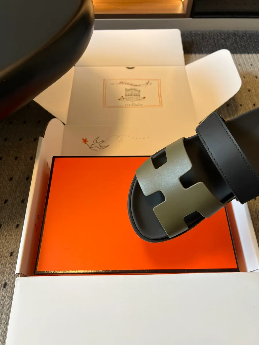 Шлепанец Hermes Chypre крупным планом, H-образная кожаная перемычка