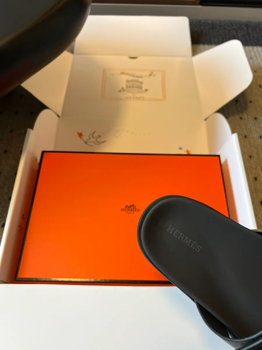 Анатомическая стелька шлепанца Hermes Chypre с тисненым логотипом бренда