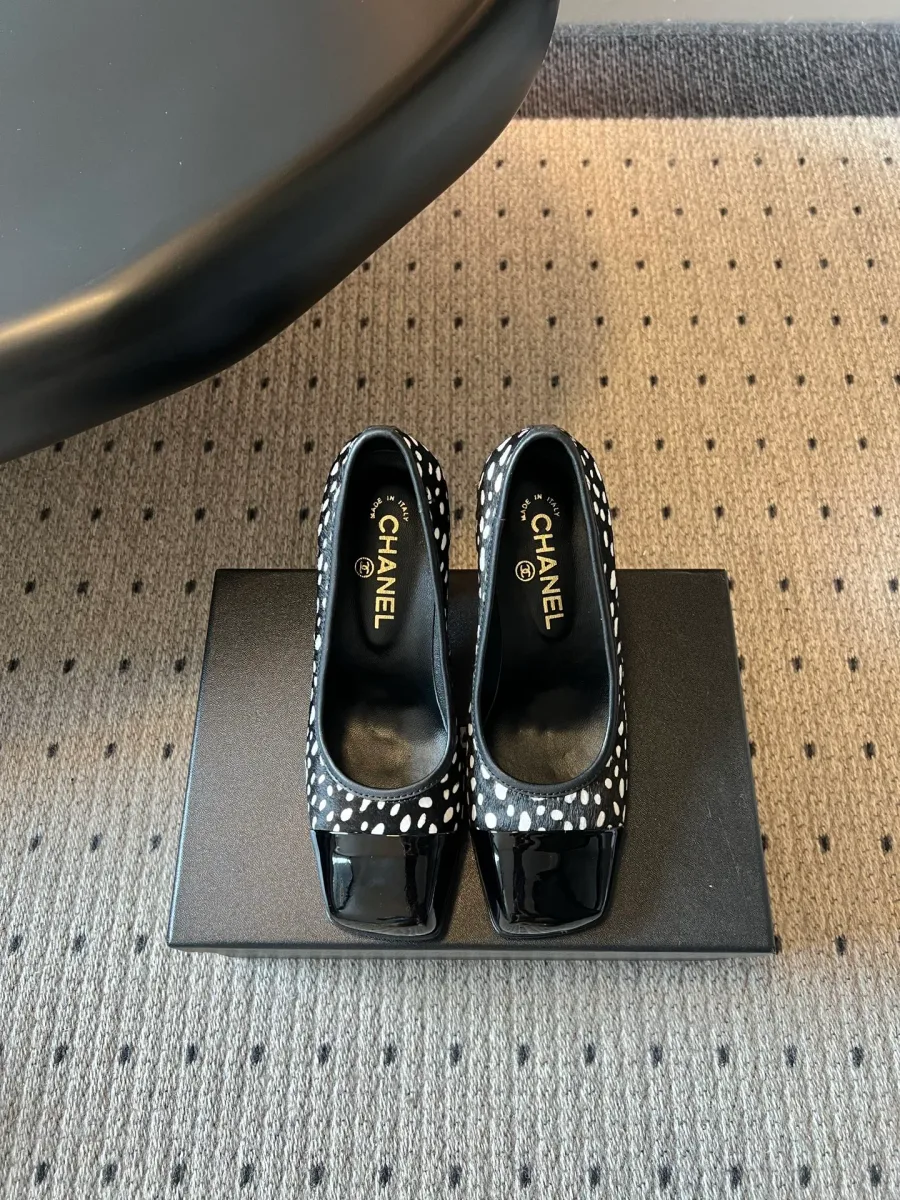 Чёрные туфли Chanel в белый горошек с лакированным мыском