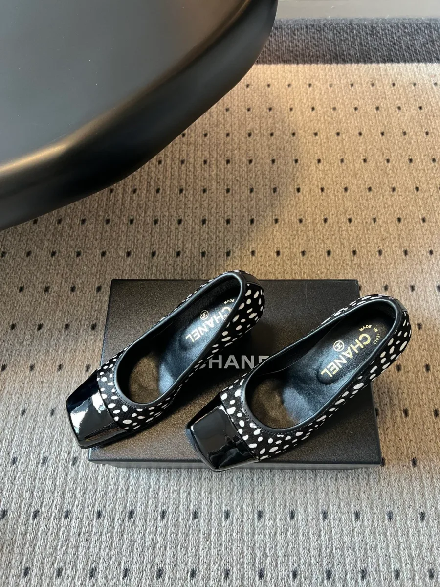 Вид сбоку на туфли Chanel в горошек с квадратным носом