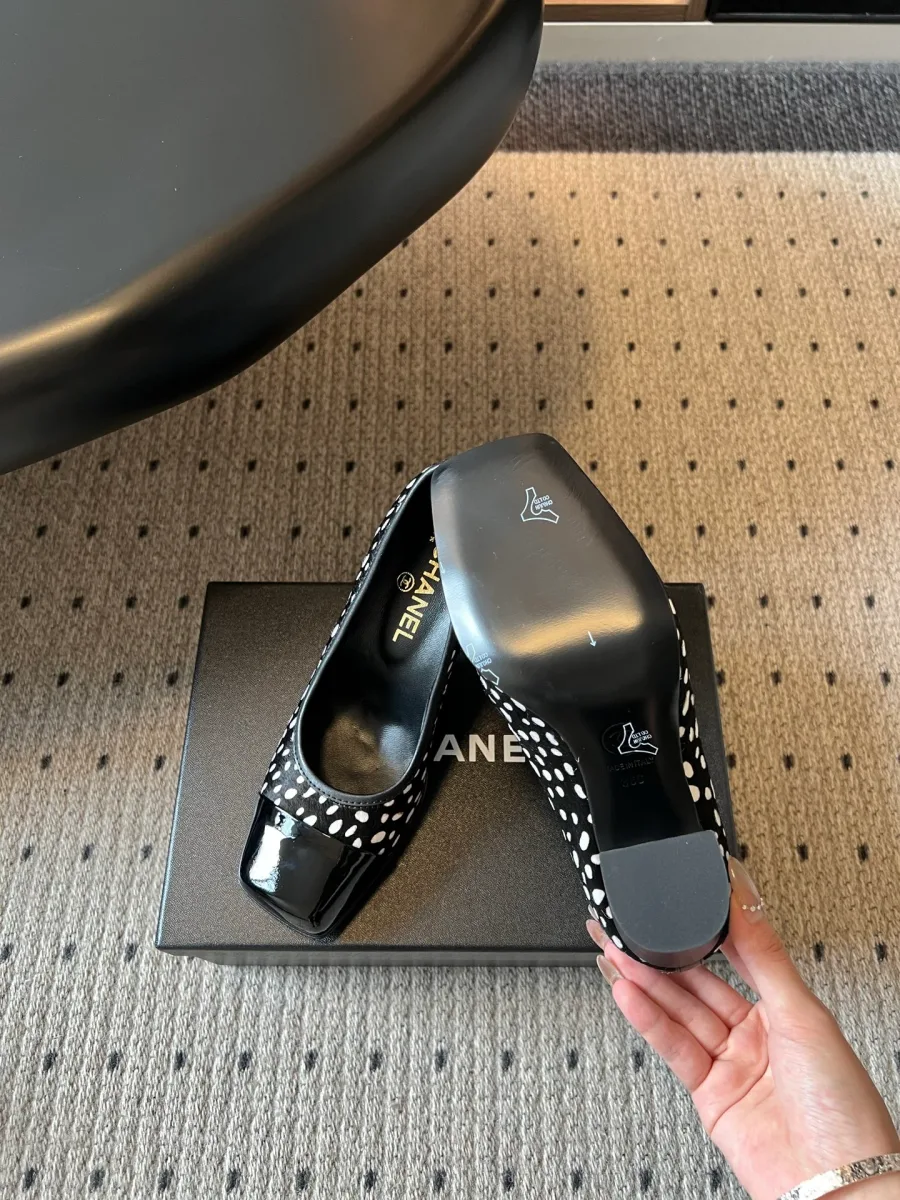 Вид сзади на чёрные туфли Chanel с устойчивым каблуком