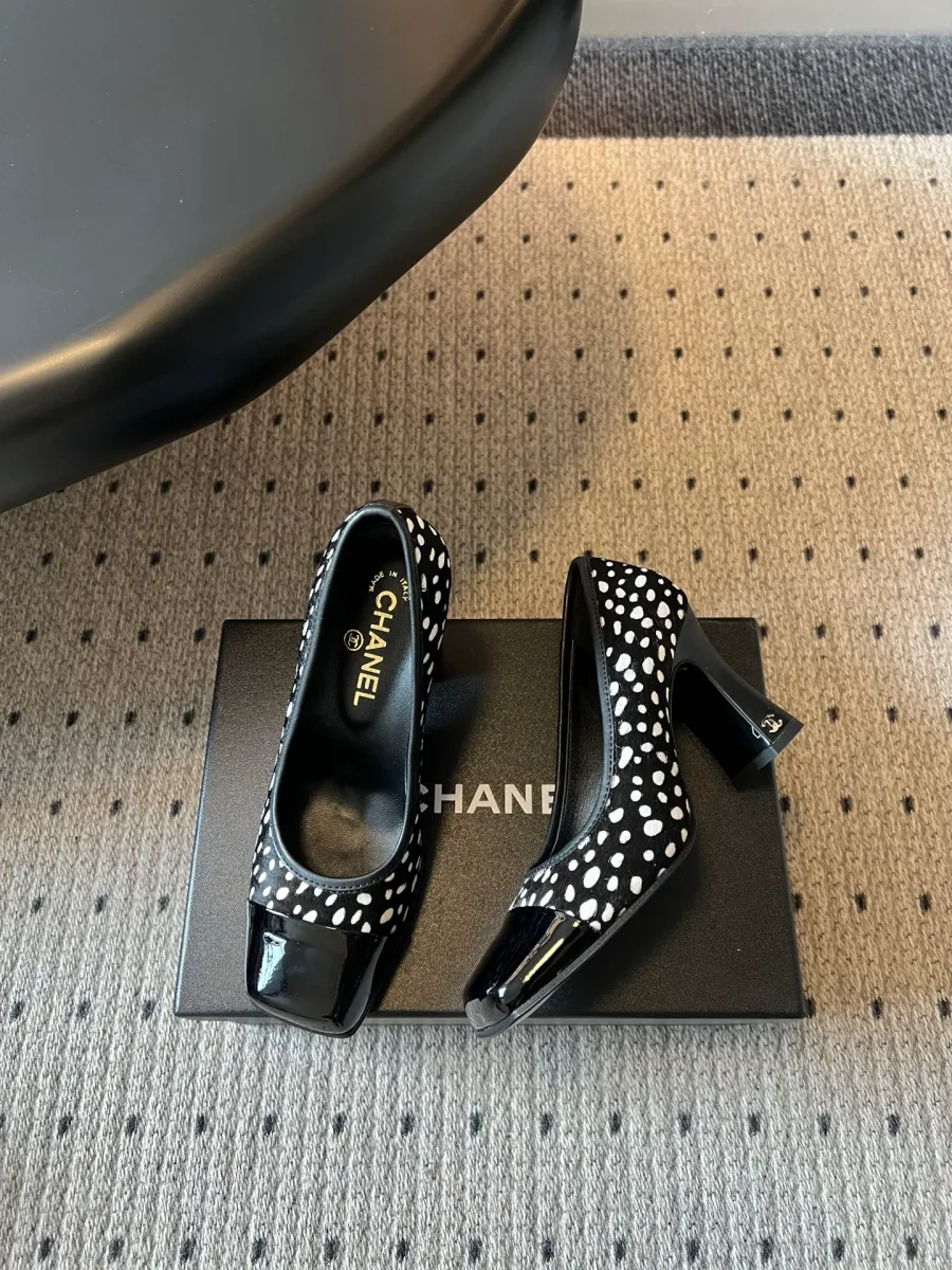 Крупный план лакированного квадратного мыска туфель Chanel