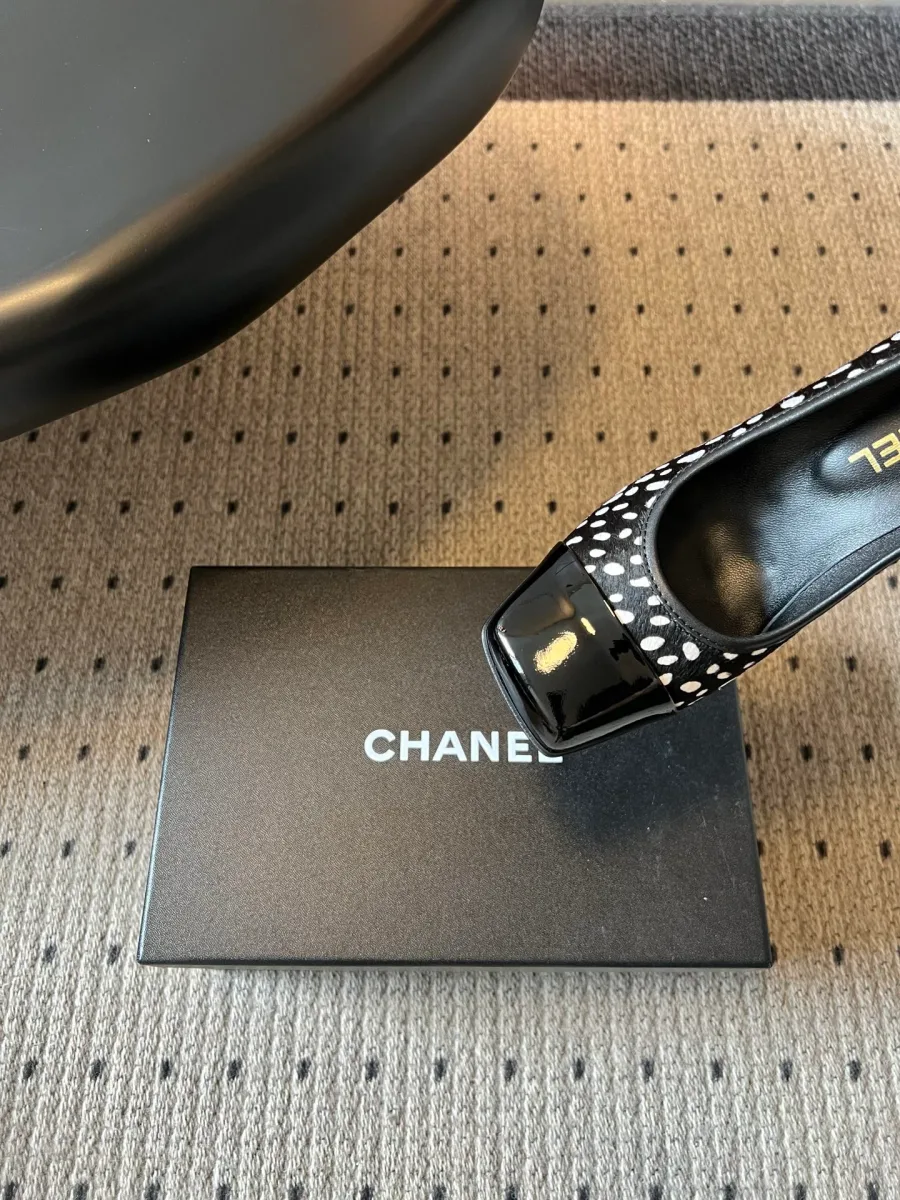 Вид на подошву и каблук чёрных туфель Chanel
