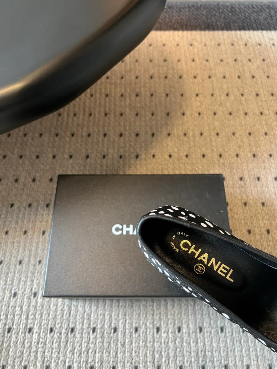 Детальный ракурс застёжки и ремешка туфель Chanel