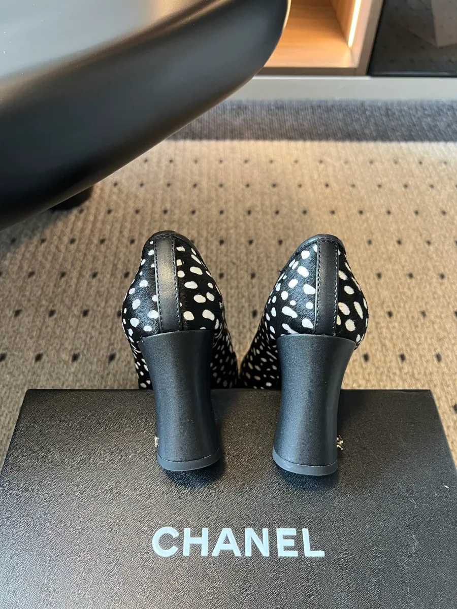 Туфли Chanel в горошек на светлом однотонном фоне