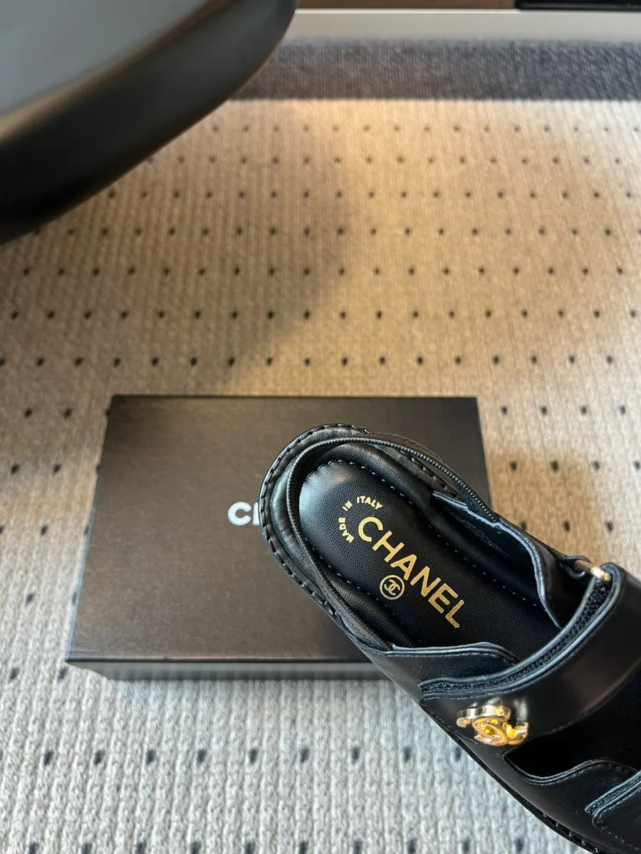 Кожаная стелька чёрной сандалии с золотистым тиснением Chanel