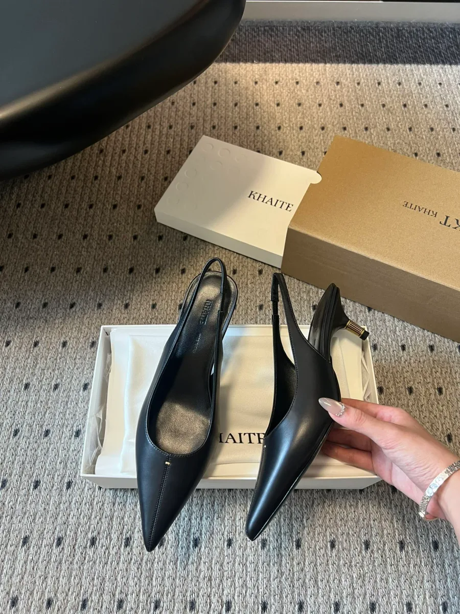Чёрные слингбэки на каблуке kitten heel рядом с фирменной коробкой
