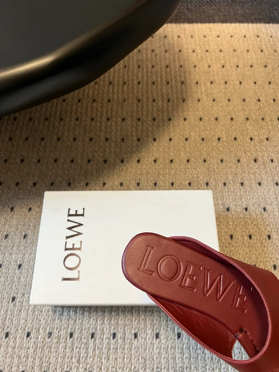 Пяточная часть кожаной стельки с тисненым логотипом Loewe крупным планом