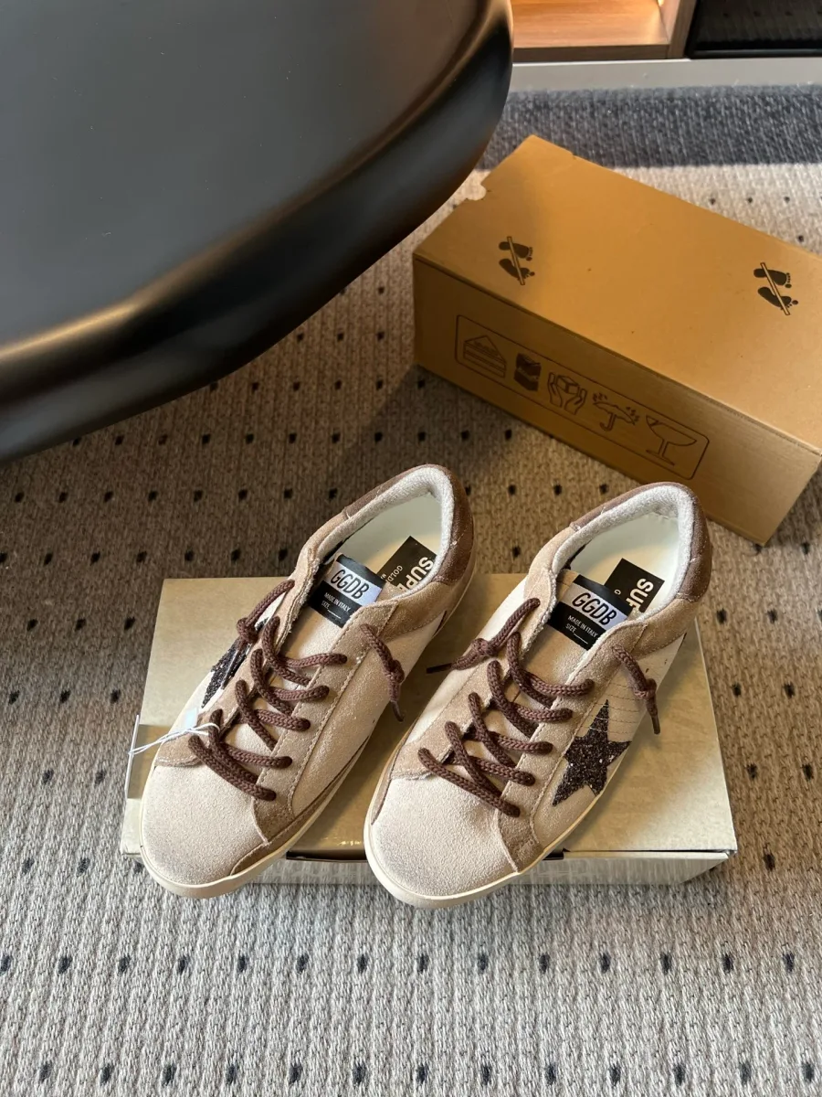 Пара кед Golden Goose Super-Star с эффектом потертости, ракурс три четверти