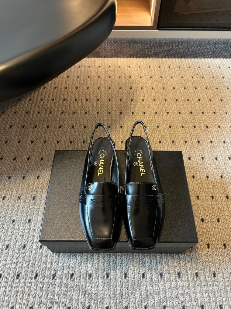 Chanel Чёрные кожаные лоферы-слингбэки с логотипом CC