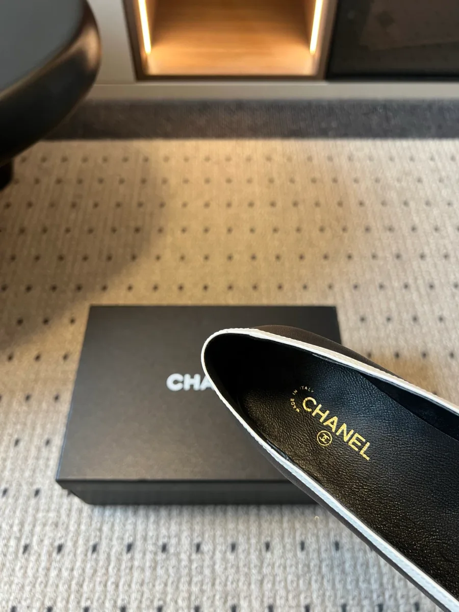 Крупный план кожаной стельки с золотистым тиснением логотипа Chanel