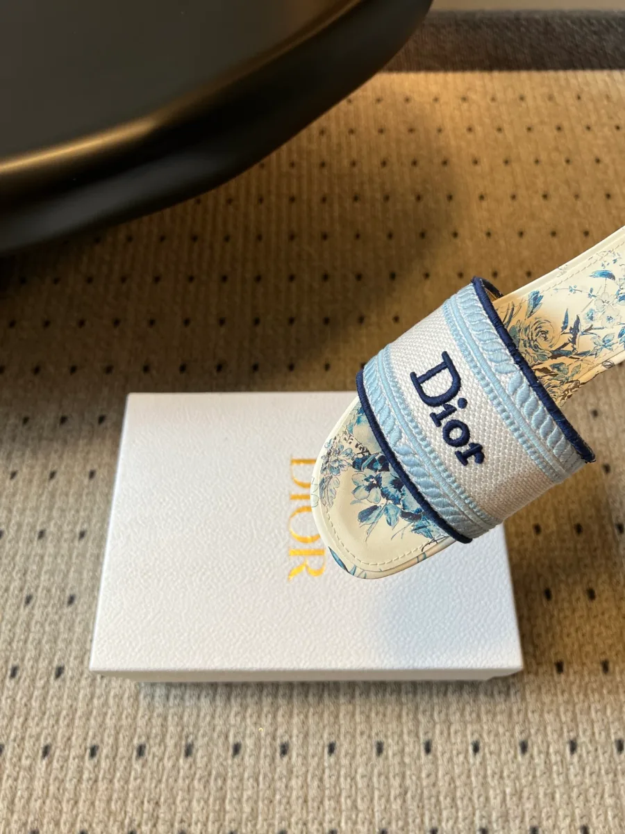 Крупный план широкой текстильной перемычки с вышитой надписью Dior