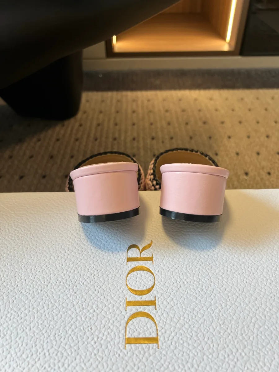 Вид сзади на устойчивые розовые каблуки шлепанцев на белой коробке Dior