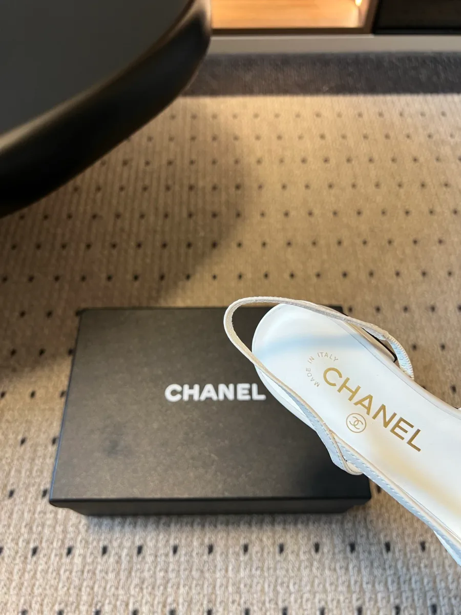 Кожаная стелька с золотистым тиснением логотипа Chanel