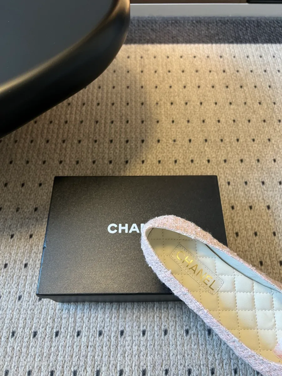 Крупный план выреза балетки и стеганой кожаной стельки Chanel