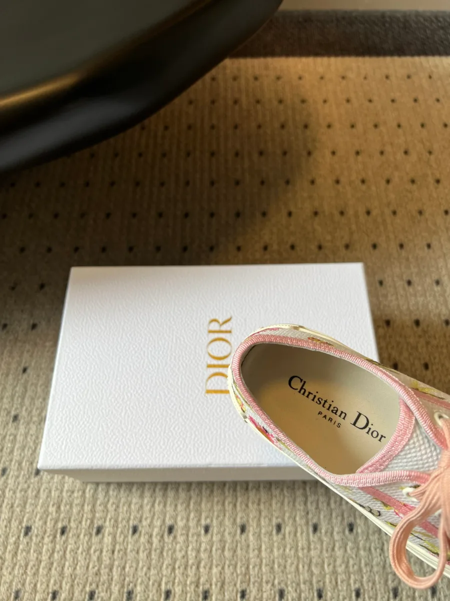 Крупный план кожаной стельки с фирменной надписью Christian Dior