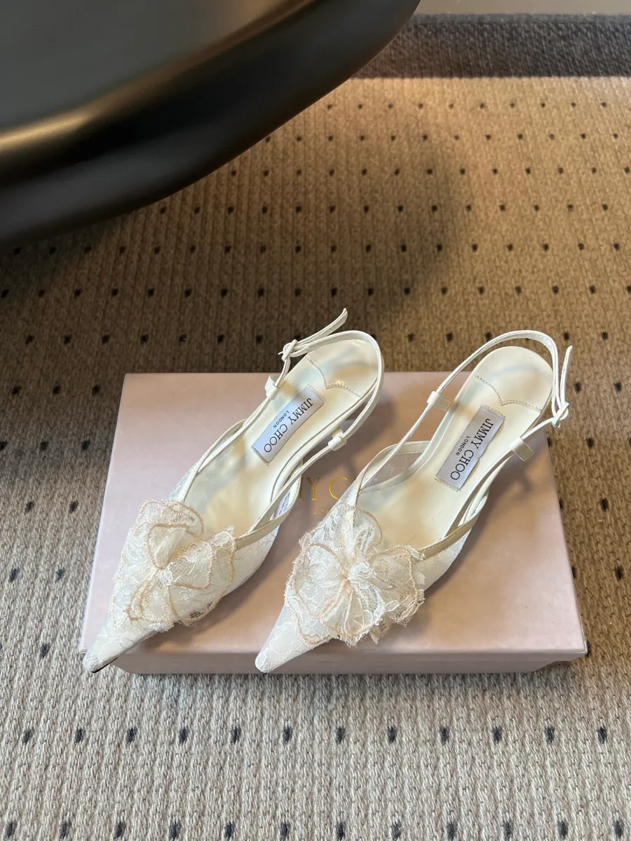 Пара белых кружевных туфель slingback с цветами, ракурс три четверти