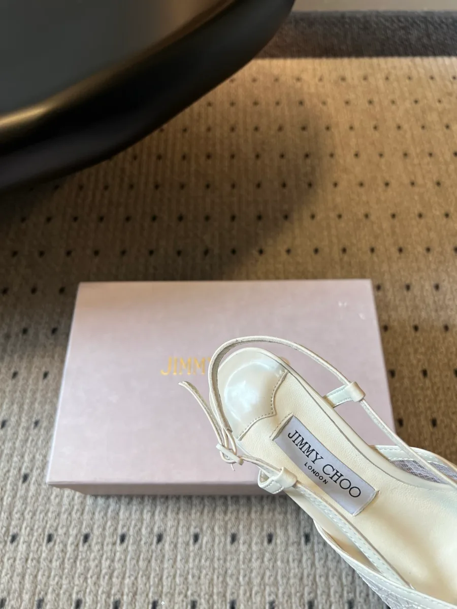 Крупный план ремешка на пятке и кожаной стельки с тиснением Jimmy Choo