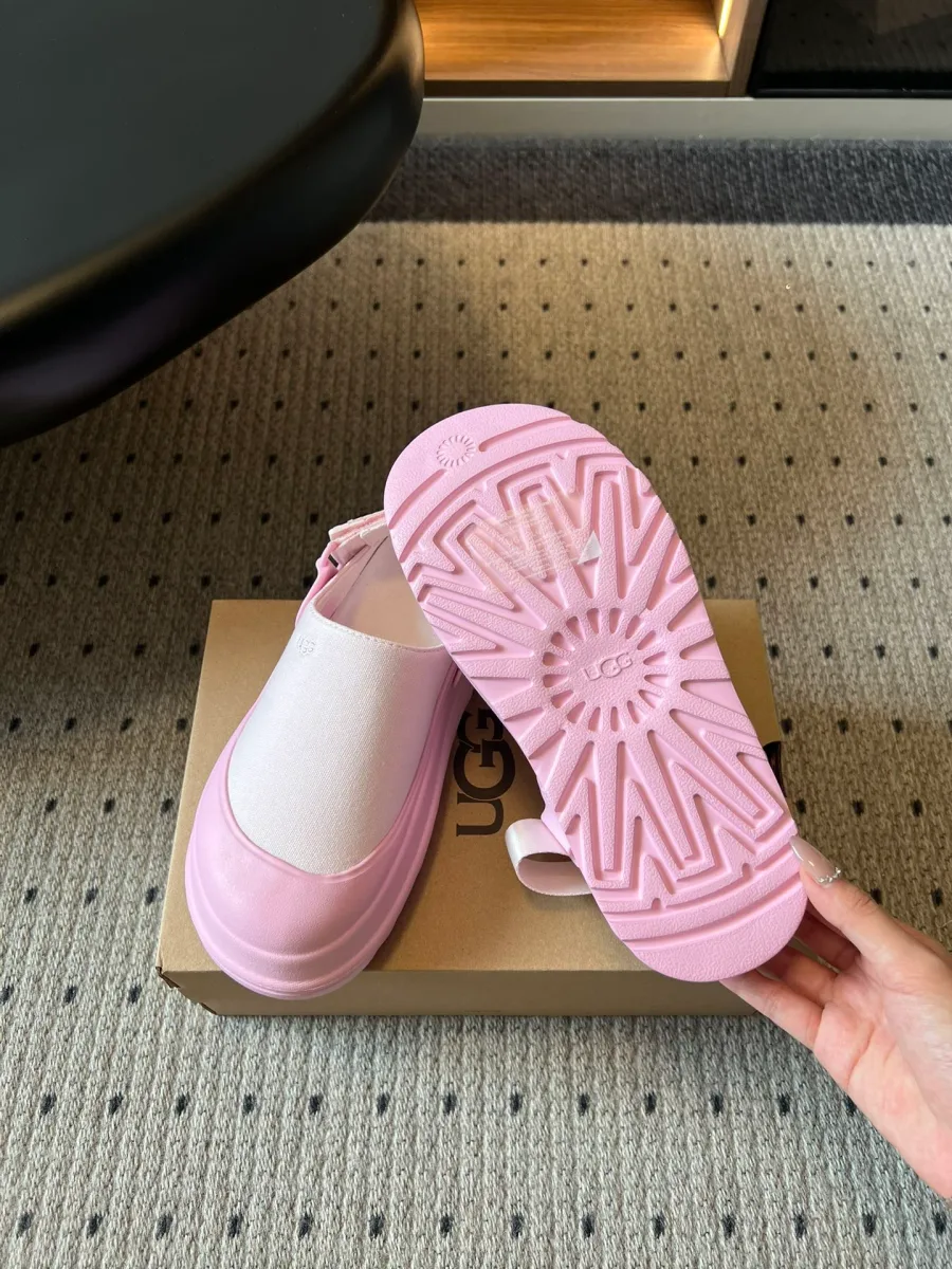 Вид сзади на розовые сабо Ugg с логотипом