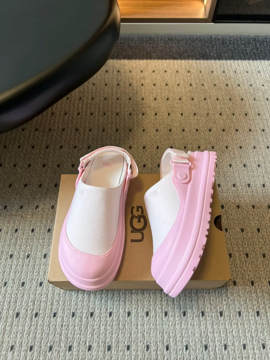 Вид сверху на розово-белые сабо Ugg
