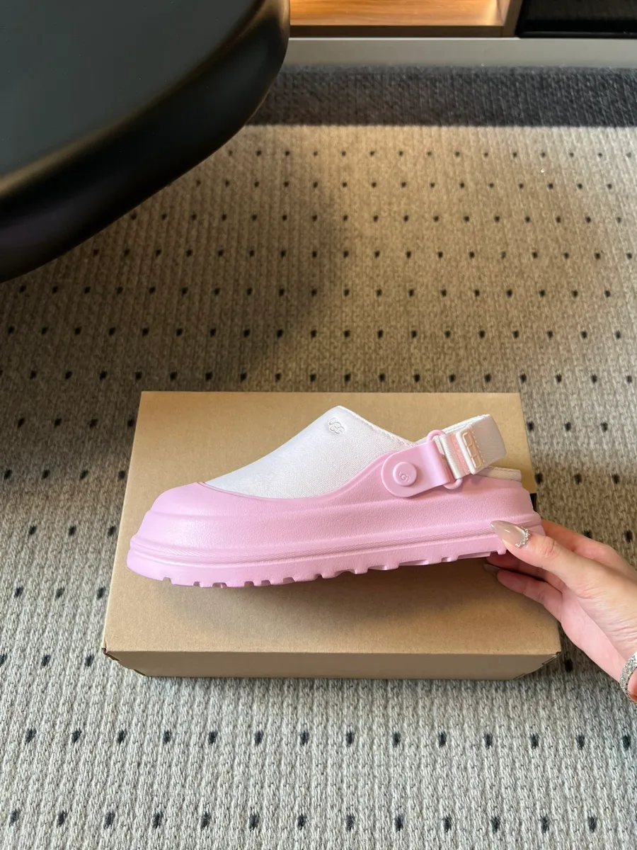 Крупный план текстуры материала розовых сабо Ugg