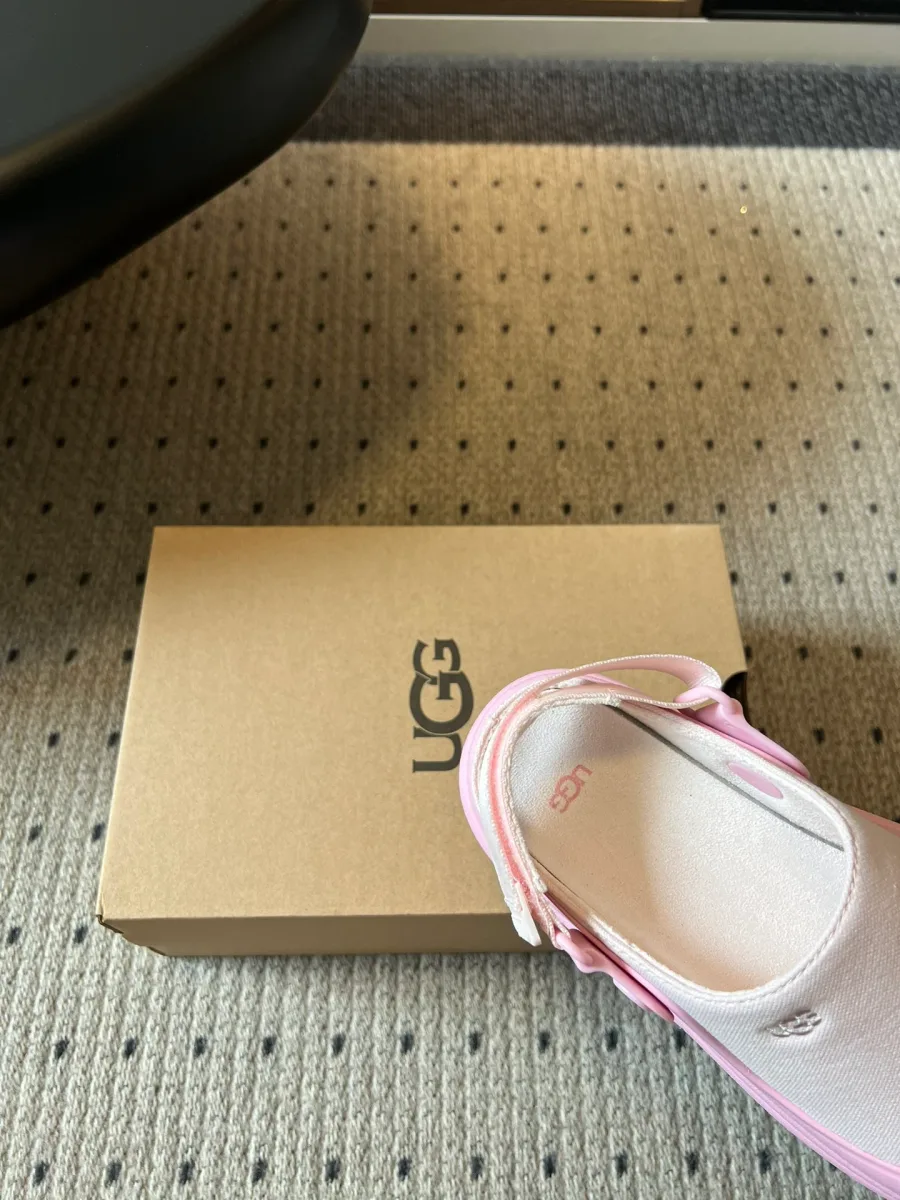 Вид на внутреннюю стельку розовых сабо Ugg