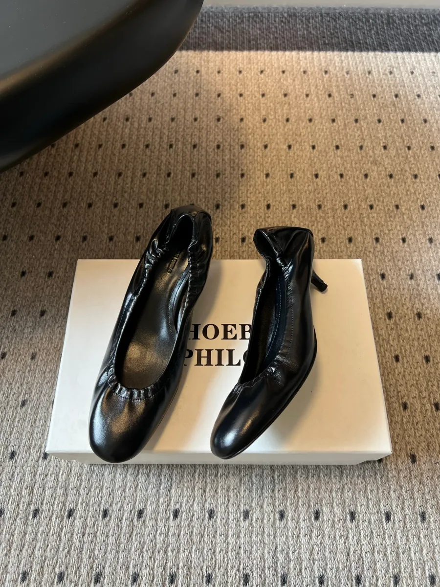Чёрные кожаные туфли на коробке с логотипом Phoebe Philo, вид сбоку и сверху