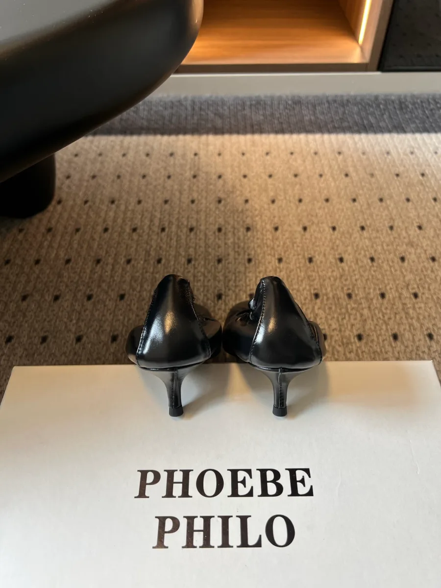 Пара чёрных туфель на коробке Phoebe Philo, вид сзади со стороны каблуков