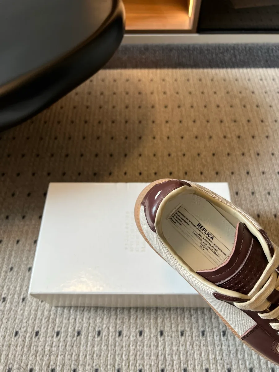 Крупный план внутренней отделки и стельки кеда Replica Maison Margiela
