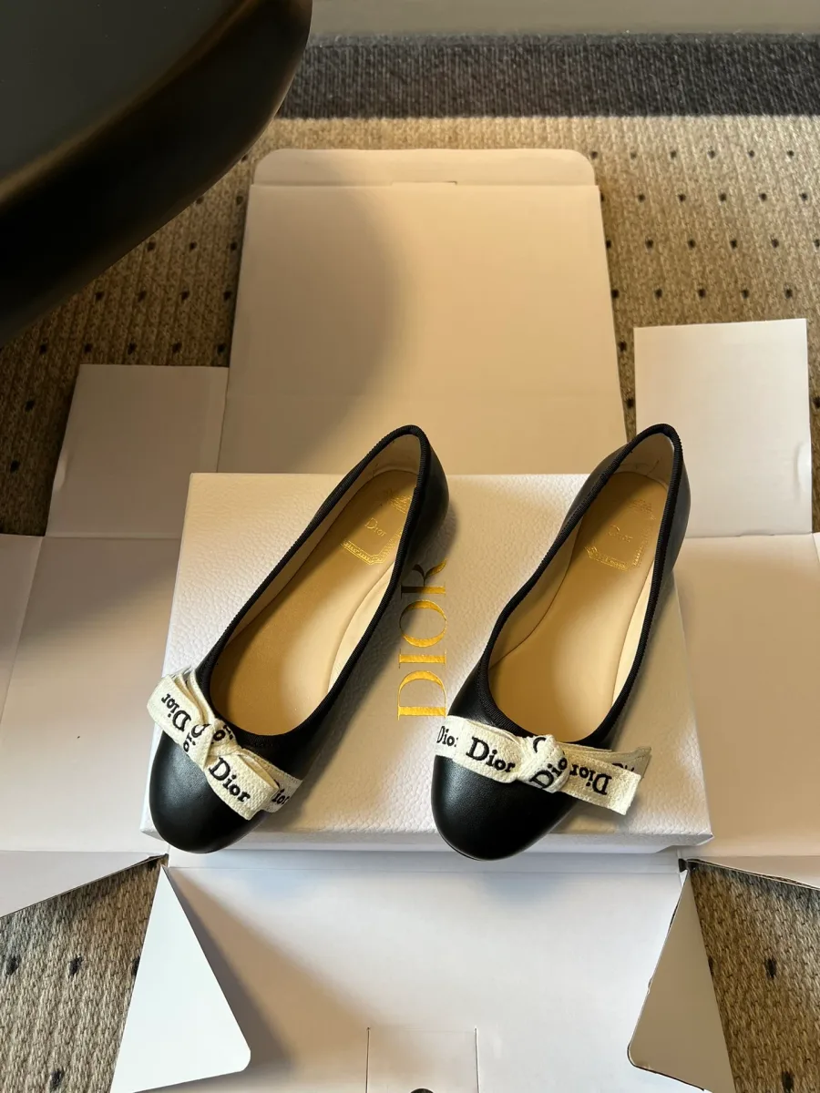 Чёрные кожаные балетки с текстильными бантами и логотипом бренда, ракурс три четверти