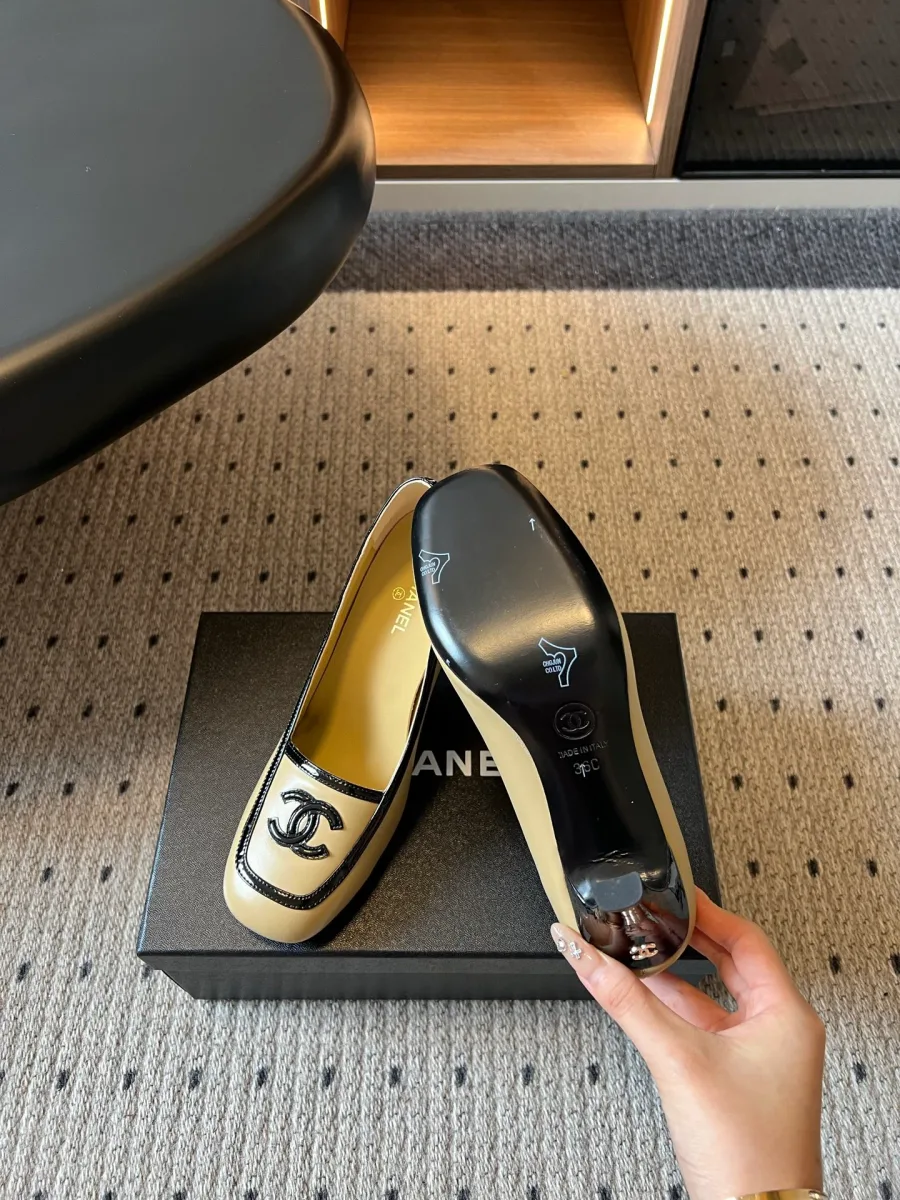 Кожаная подошва и фигурный каблук туфель Chanel, демонстрация нижней части пары
