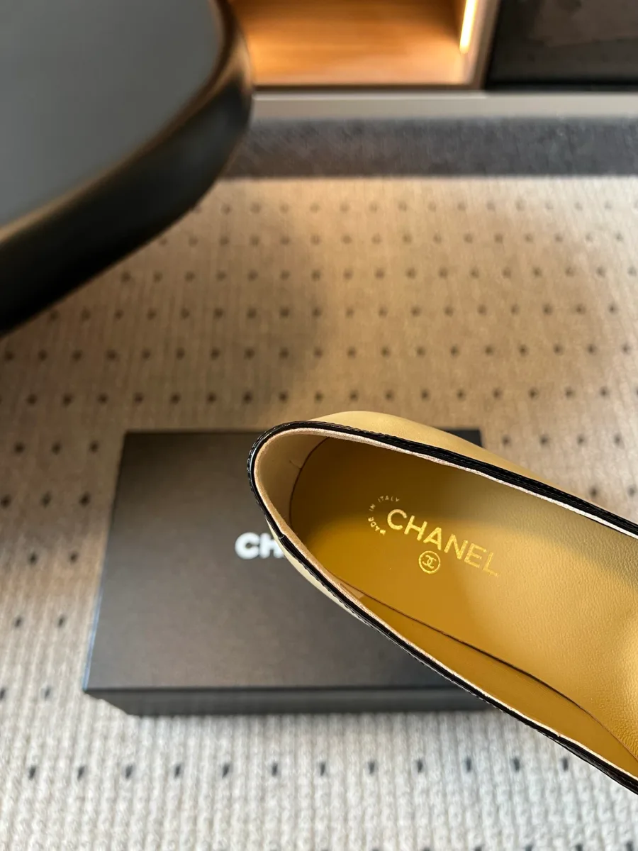Внутренняя кожаная стелька туфель с золотистым тиснением логотипа Chanel