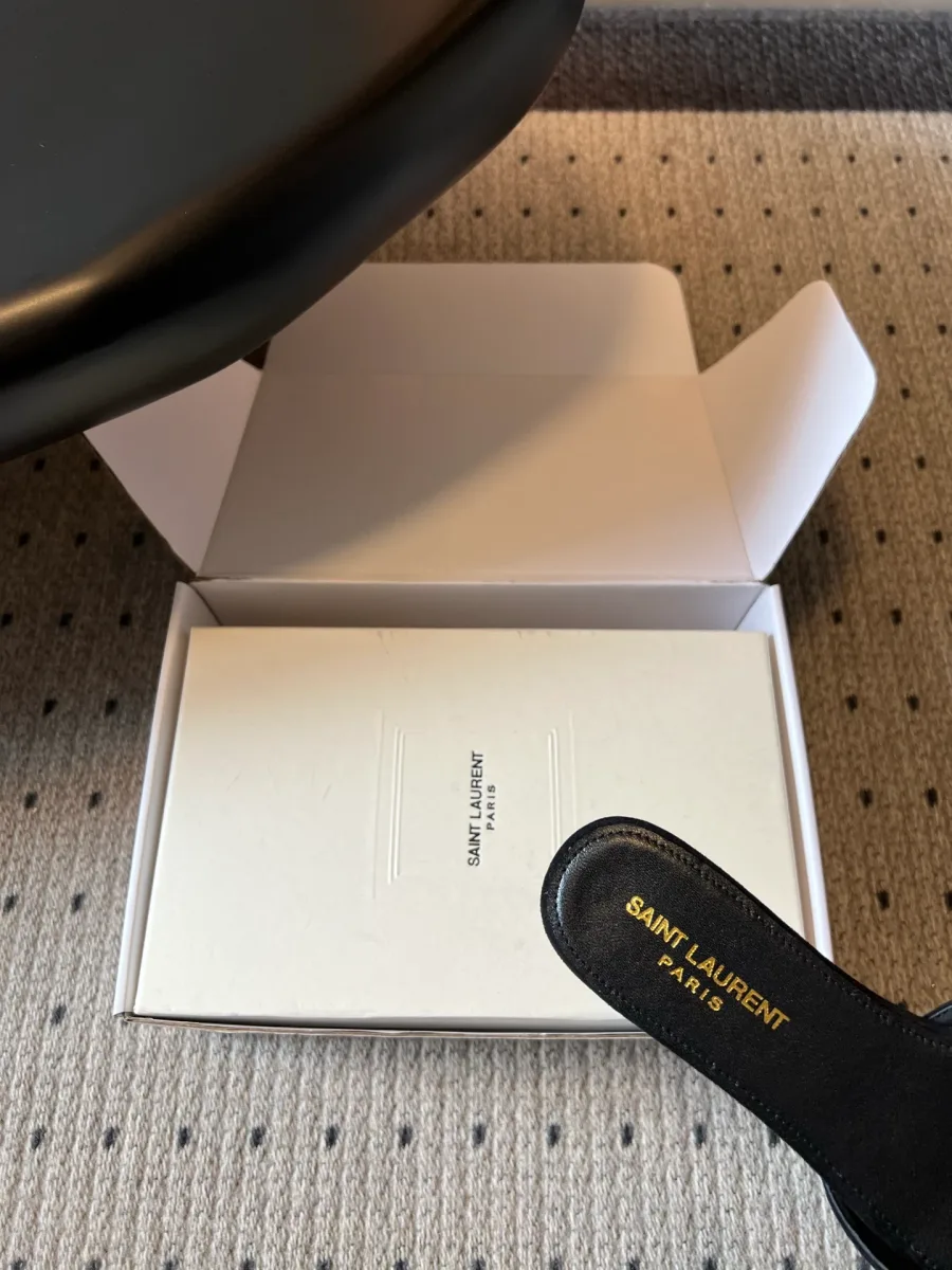 Пяточная зона стельки из гладкой кожи с золотистым тиснением Saint Laurent Paris