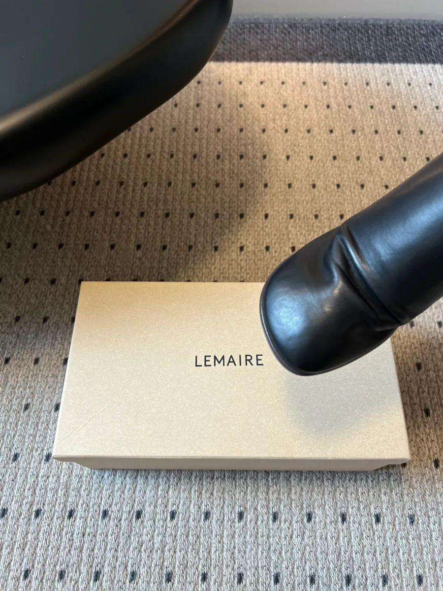Крупный план закрытого мыска чёрных кожаных мюлей Lemaire