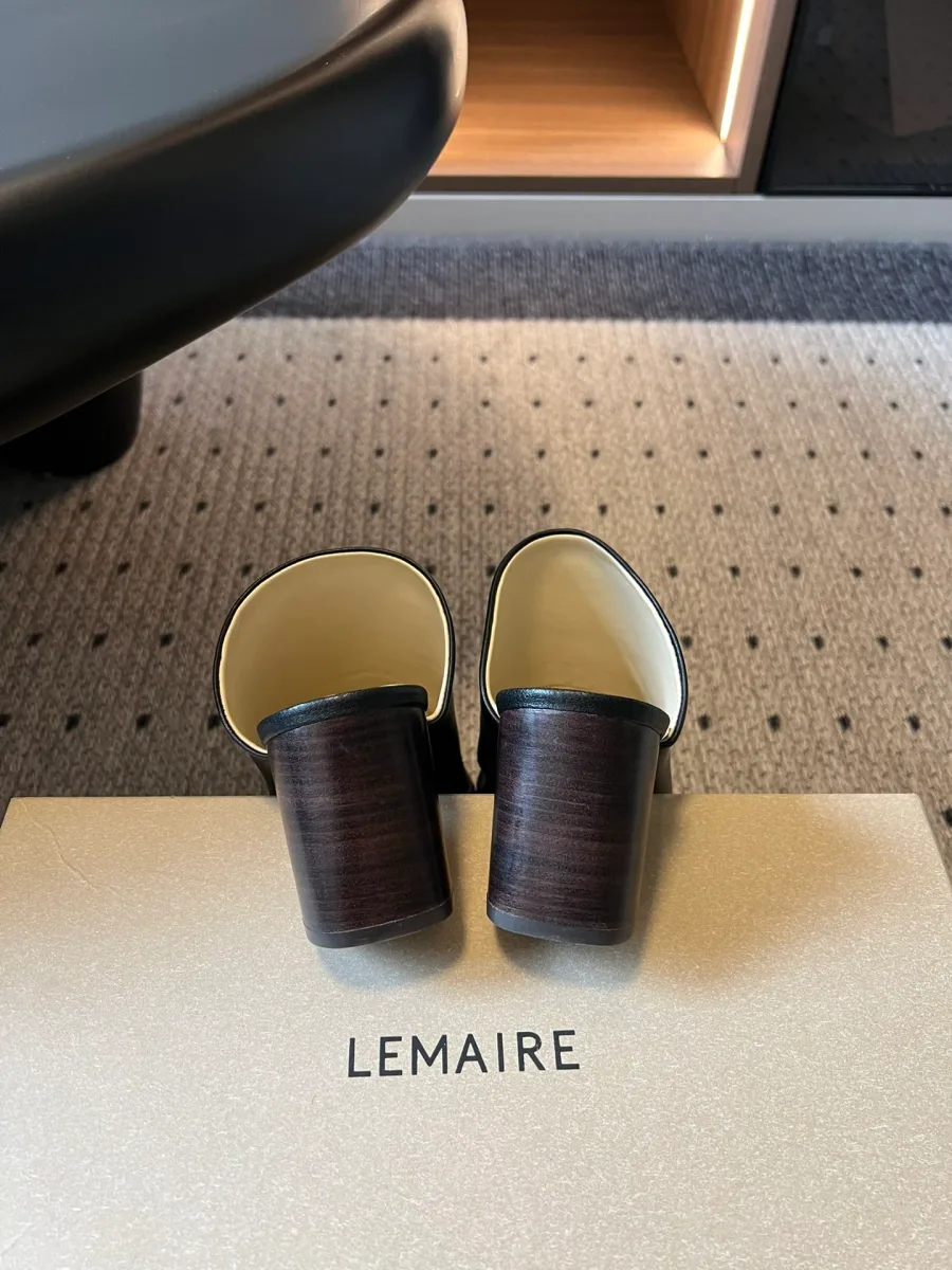Чёрные мюли Lemaire на коробке бренда, вид сзади на каблуки