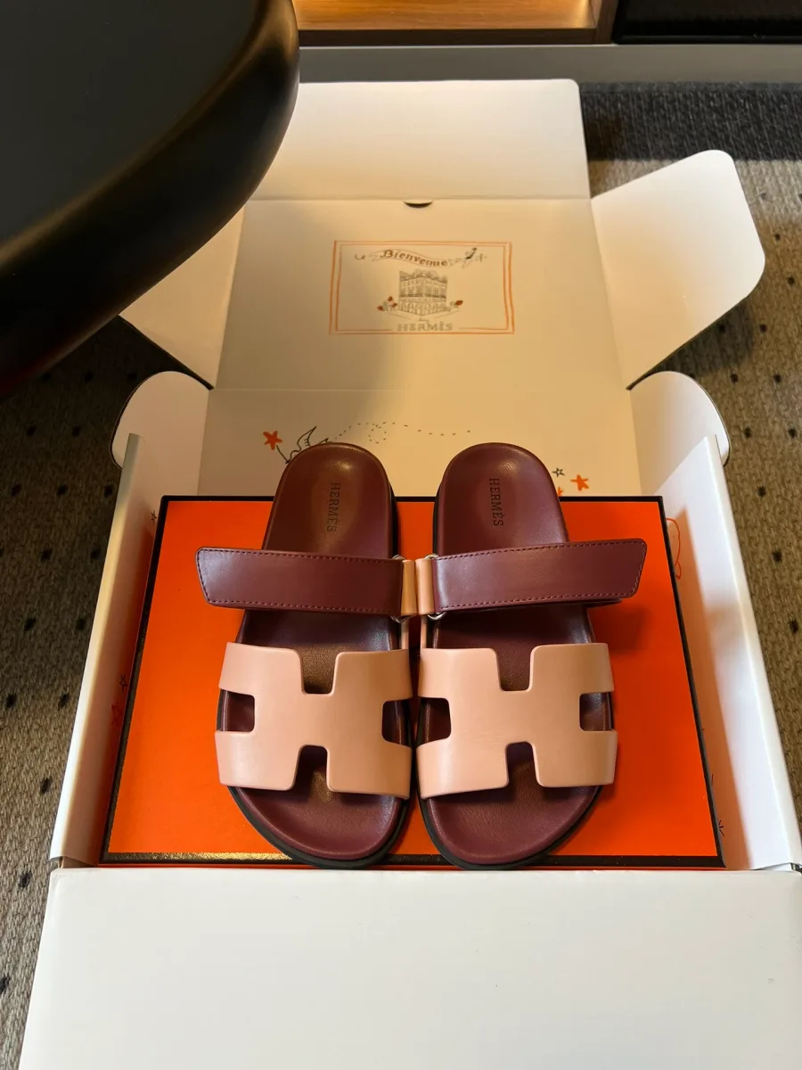 Бордово-розовые кожаные шлепанцы Hermes Chypre в коробке, вид сверху