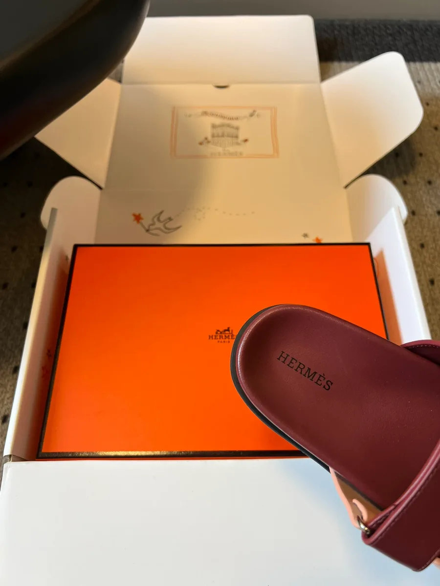 Анатомическая кожаная стелька бордового шлепанца Hermes с тисненым логотипом