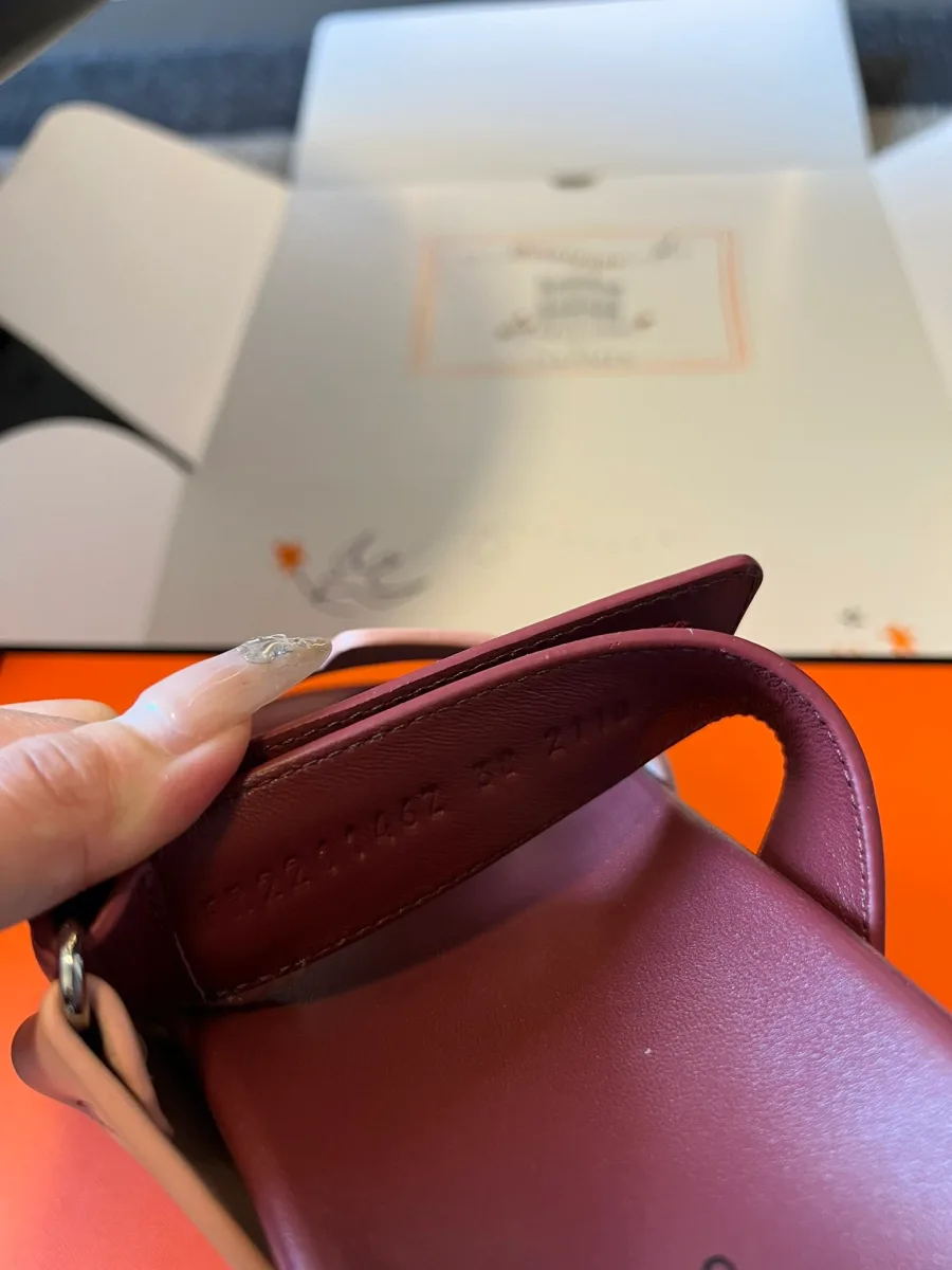 Регулируемый ремешок шлепанца Hermes Chypre с застежкой-липучкой крупным планом