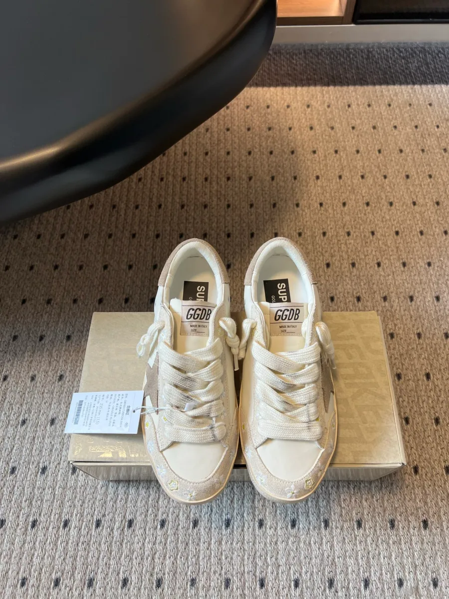 Белые кеды Golden Goose Super-Star с эффектом состаренности на коробке, вид спереди
