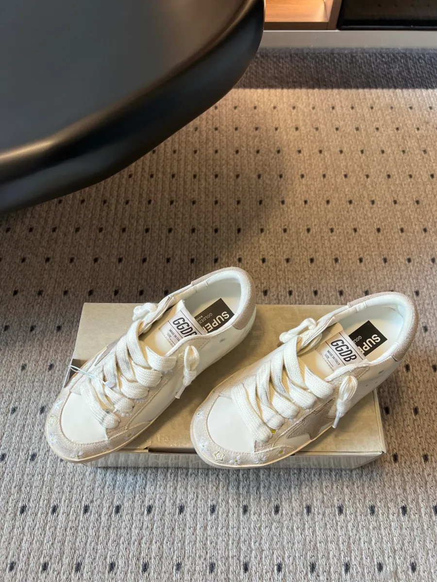 Пара кед Golden Goose Super-Star из кожи и замши на коробке, ракурс три четверти