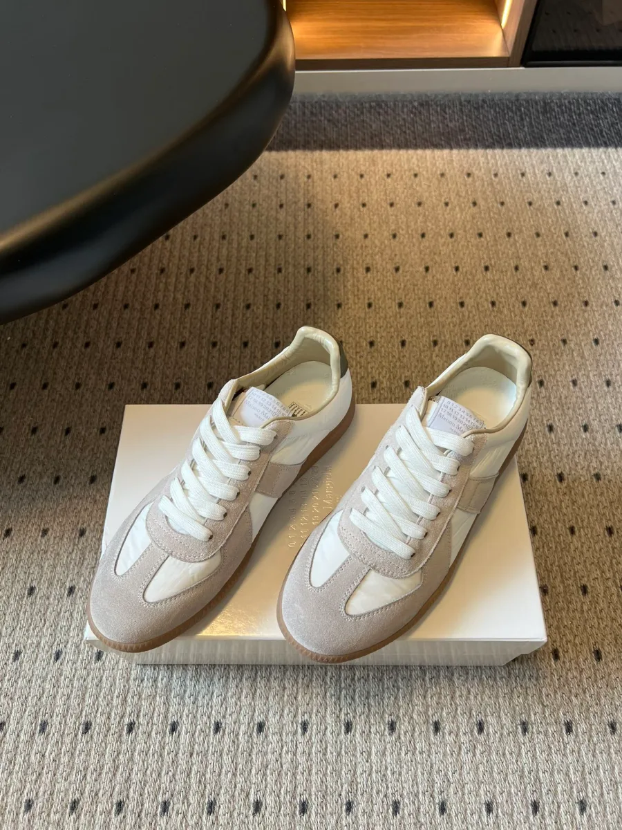 Кеды Replica из белой кожи и замши, ракурс три четверти