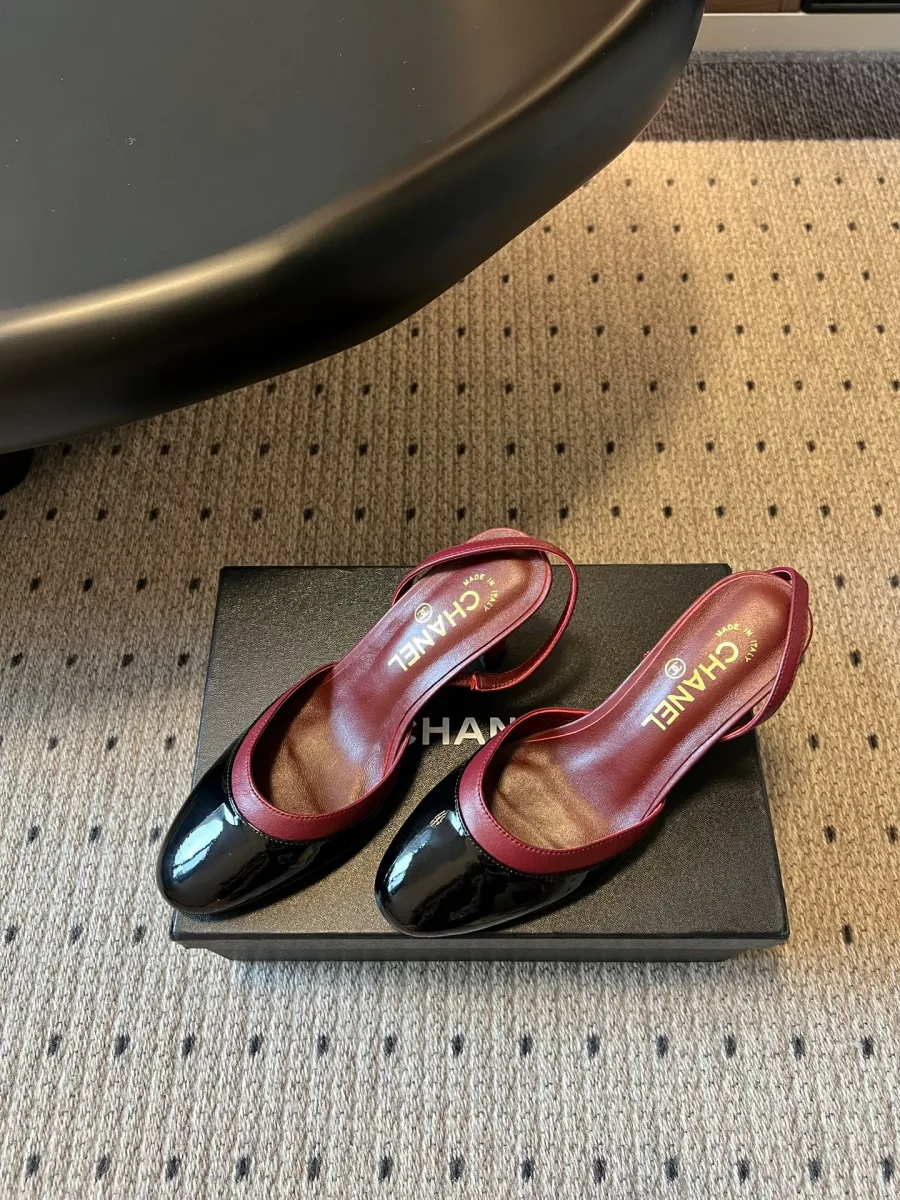 Чёрно-бордовые туфли slingback из лакированной кожи, ракурс три четверти
